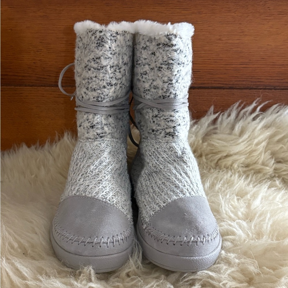 New Toms Gray Leather Knit Sherpa Wool Gray/ White Laced Winter Boots